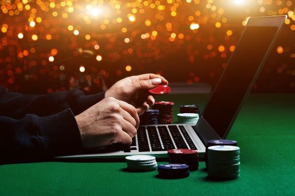 မိုဘိုင်းဖုန်းတွင် xgame299 APP ဖြင့် ဂိမ်းကစားနေသည့် မြင်ကွင်း