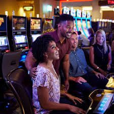 မြန်မာဘောလုံးပွဲ live betting ကစားနေသည့် မြင်ကွင်း